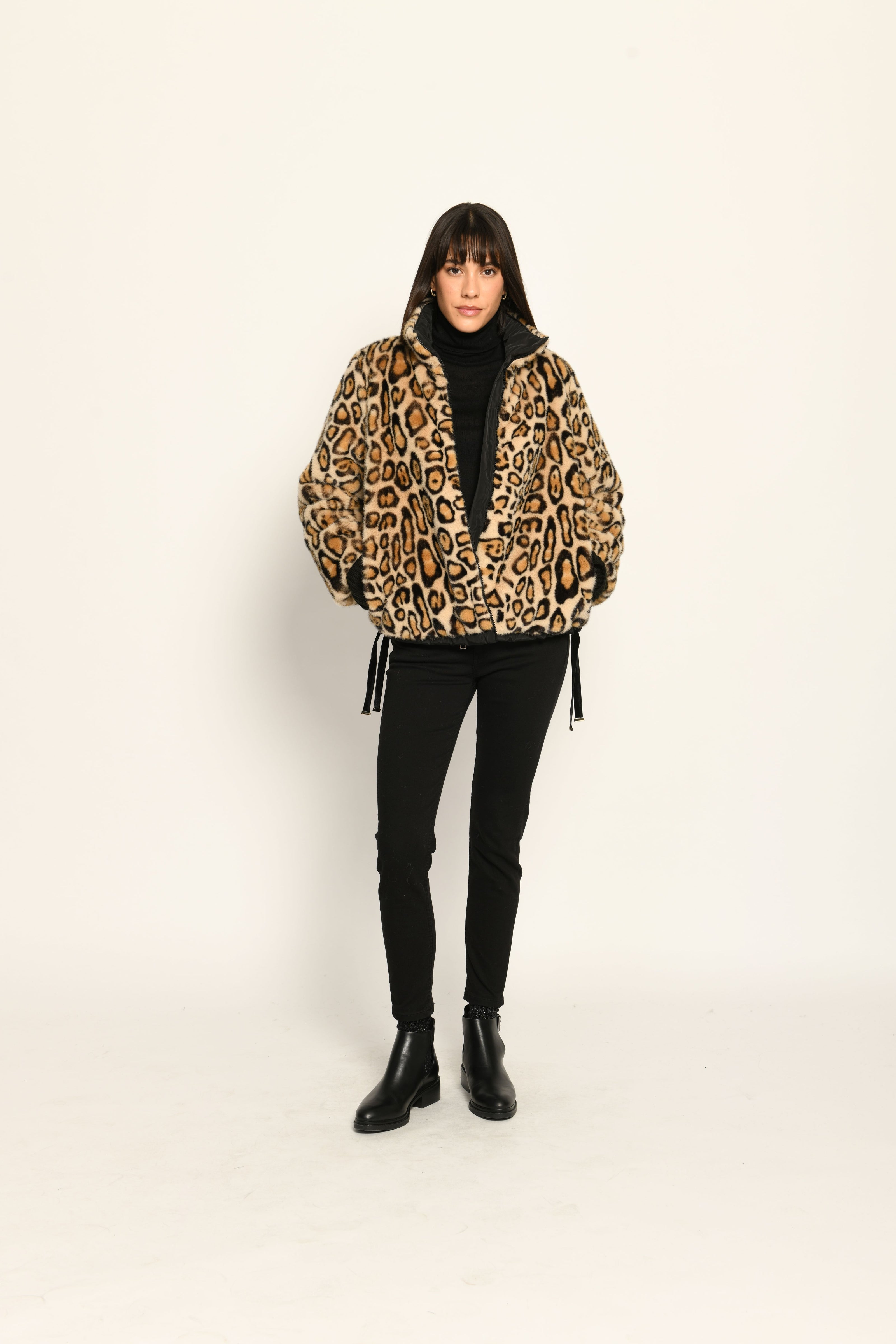 Winterjacke für Damen im Leo-Dessin aus kuschelweichem Webpelz – Vorderseite