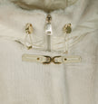 Detailaufnahme von Reißverschlussblende, regulierbarem Kordelzug und Zierschließe auf der Vorderseite des Parkas.