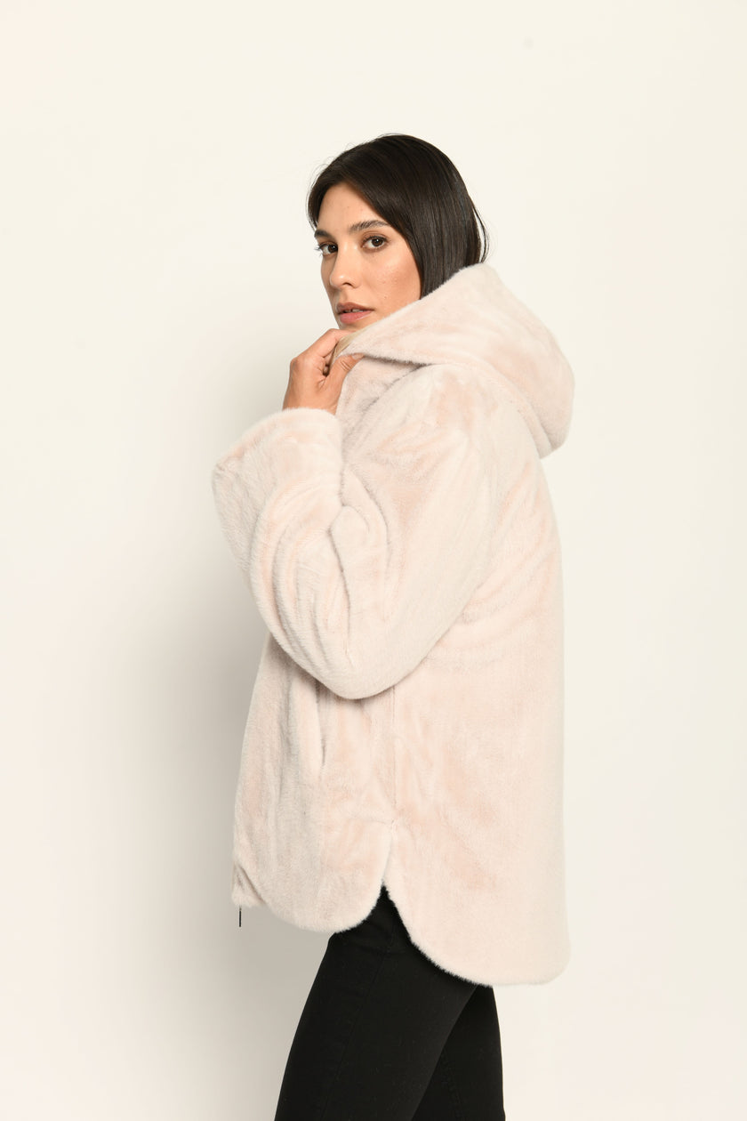 Oversized-Wendejacke für Damen mit hellem Webpelz als Außenseite, Innenseite aus gestepptem Material – Seitenansicht rechts