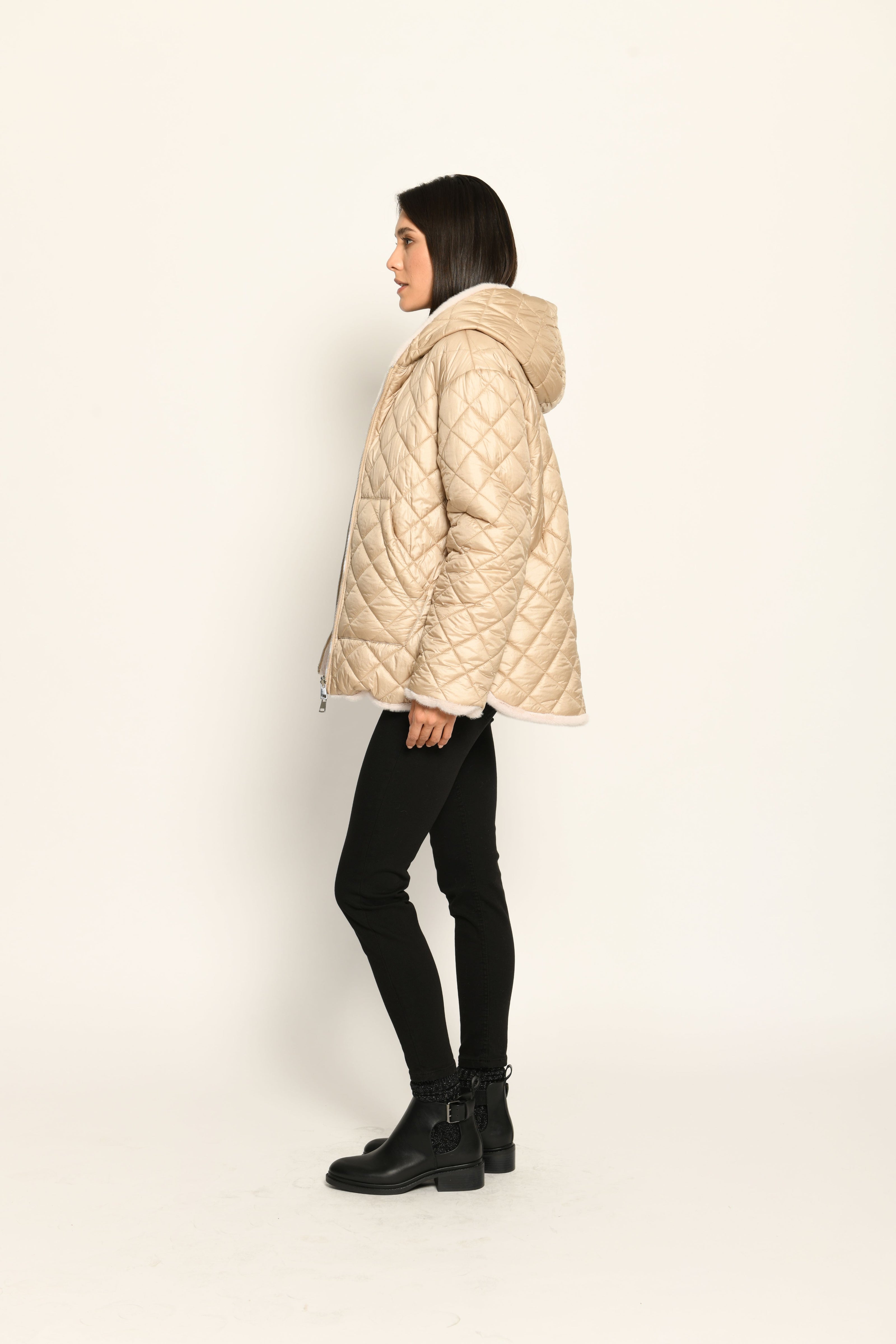 Oversized-Wendejacke für Damen mit Kapuze und Rautensteppmuster auf der Außenseite – Seitenansicht links