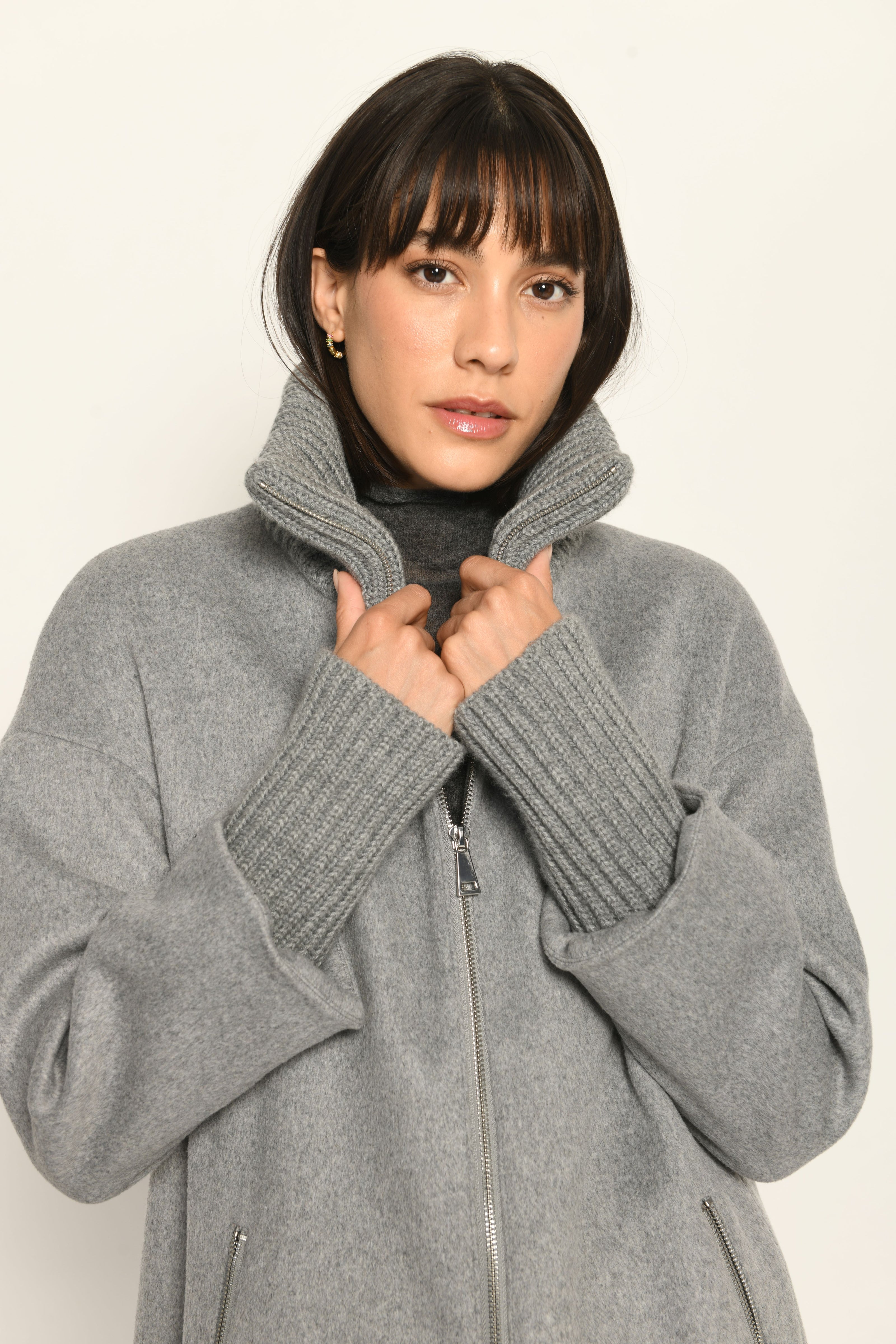 Detailaufnahme des Wollmantels zeigt hohe Ärmelmanschetten und Stehkragen - Vorderansicht