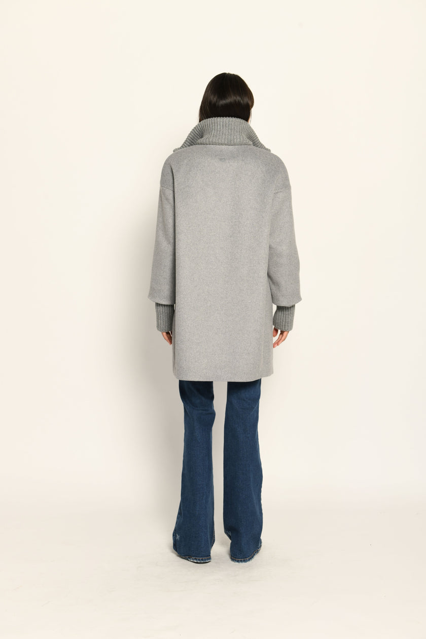 Grauer gefütterter Wollmantel für Damen mit hohen Ärmelmanschetten und Stehkragen – Rückansicht