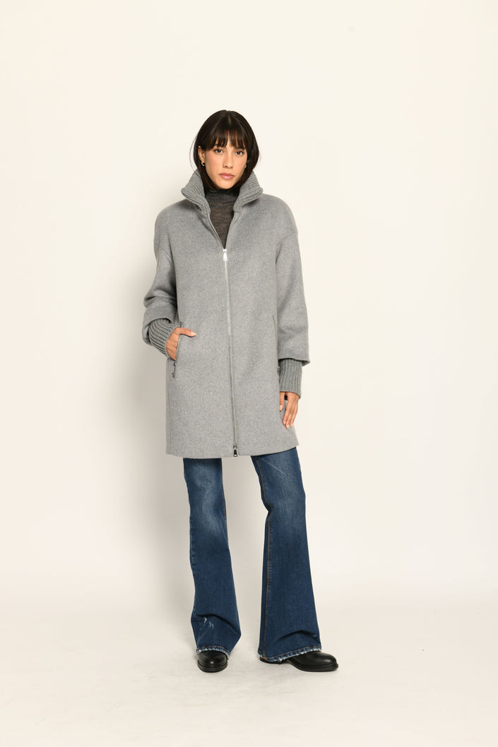 Grauer gefütterter Wollmantel für Damen mit hohen Ärmelmanschetten und Stehkragen – Vorderansicht