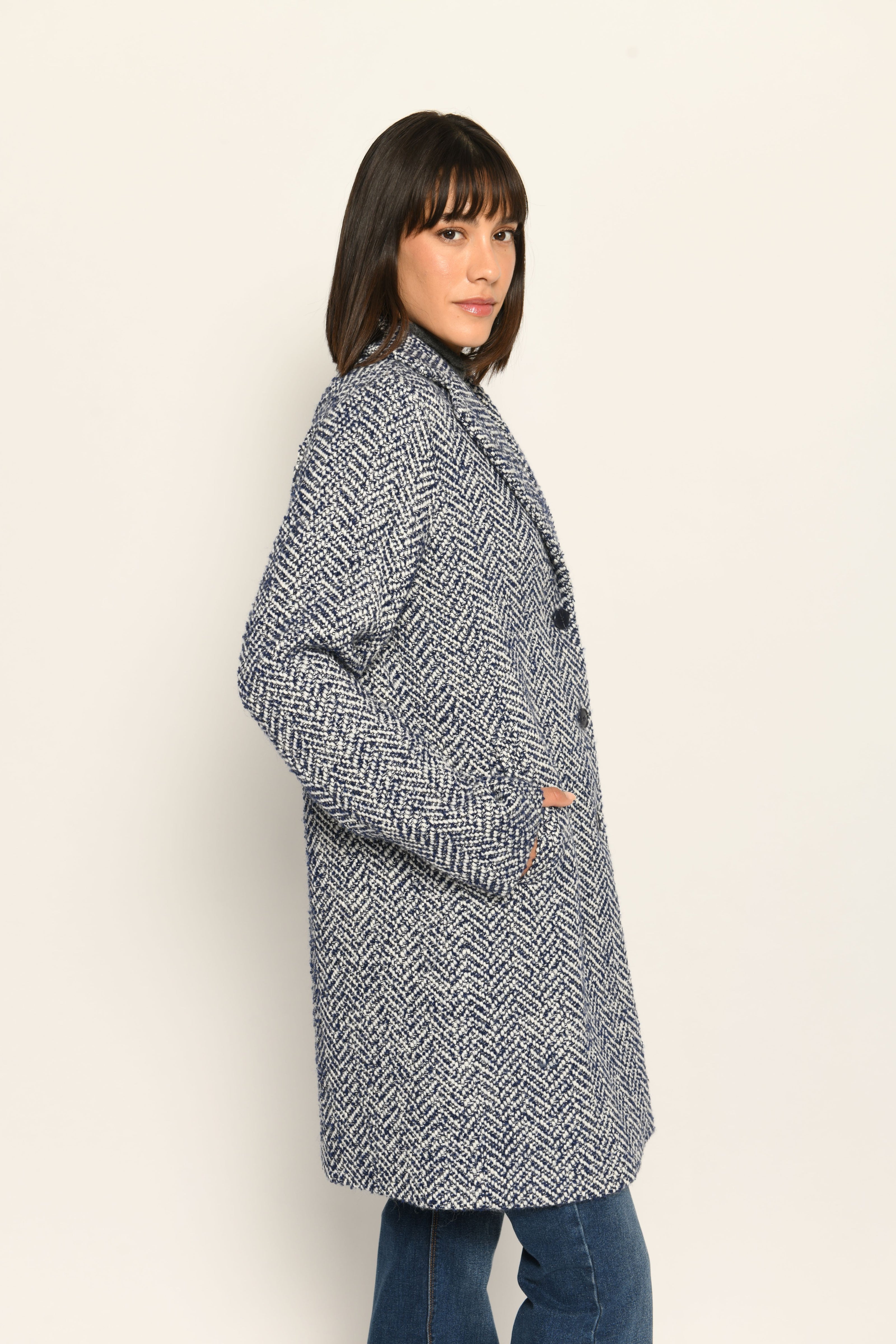 Gefütterter Wollmantel für Damen aus blauem und weißem Fischgratmuster mit Reverskragen – Seitenansicht rechts