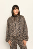 Zweiteiler im Leo-Print für Damen, bestehend aus lässigem Blouson und softer, weiter Hose – Nahaufnahme.