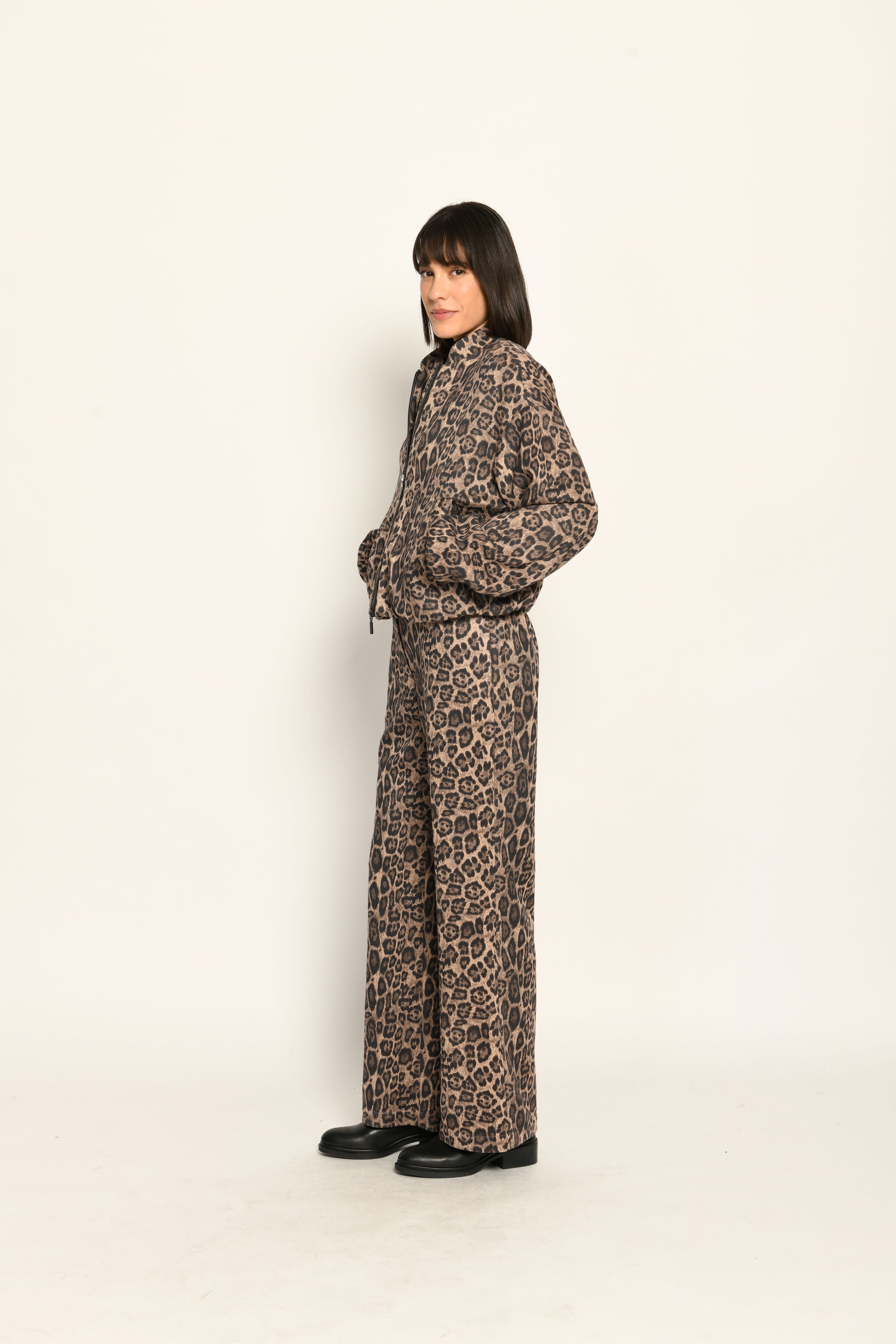 Zweiteiler im Leo-Print für Damen, bestehend aus lässigem Blouson und softer, weiter Hose – Seitenansicht links.