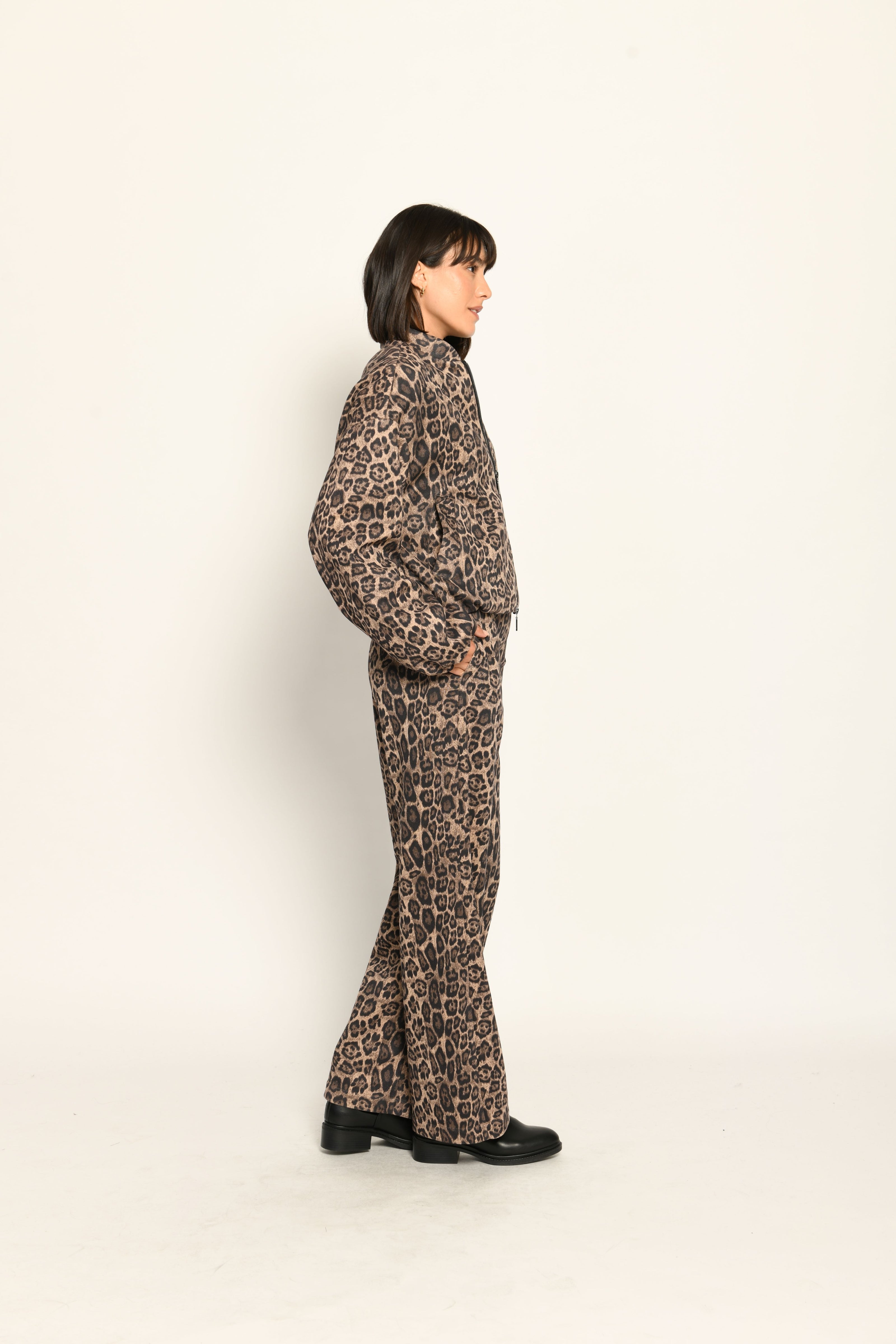 Zweiteiler im Leo-Print für Damen, bestehend aus lässigem Blouson und softer, weiter Hose – Seitenansicht rechts.